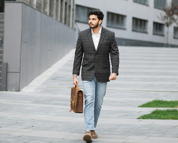 Profesional caminando hacia su lugar de trabajo